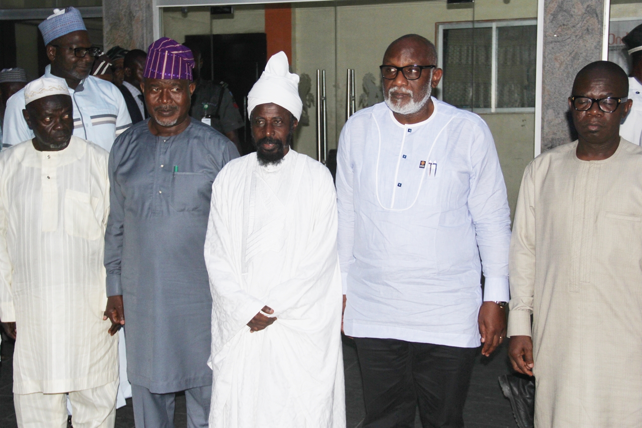 Photos: Ahmadiyya Nigeria Leaders Visits Akerodolu, Monarch, Schools In ...